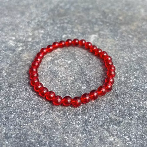 Röd armband med akrylpärlor