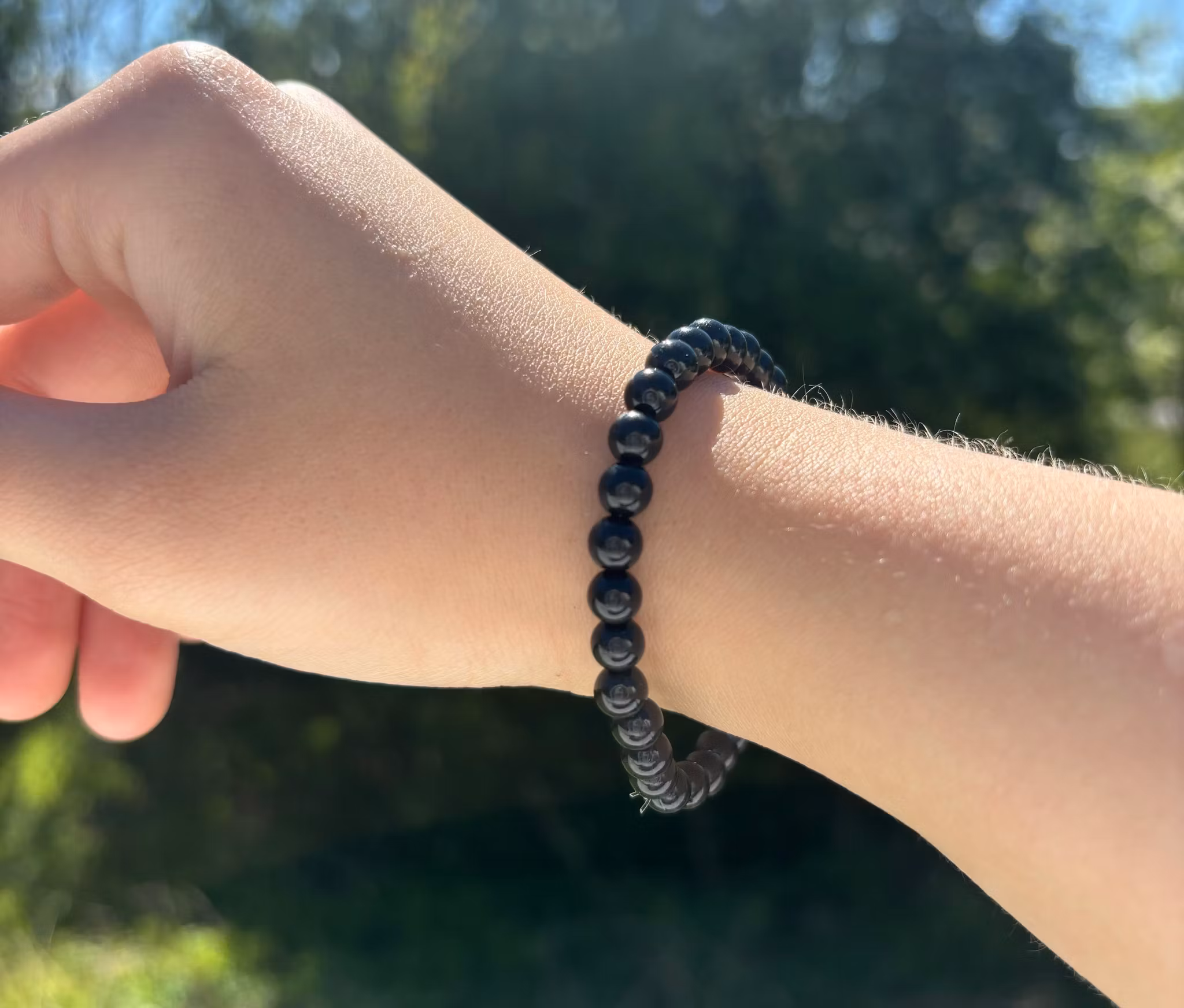 Svart armband med akrylpärlor