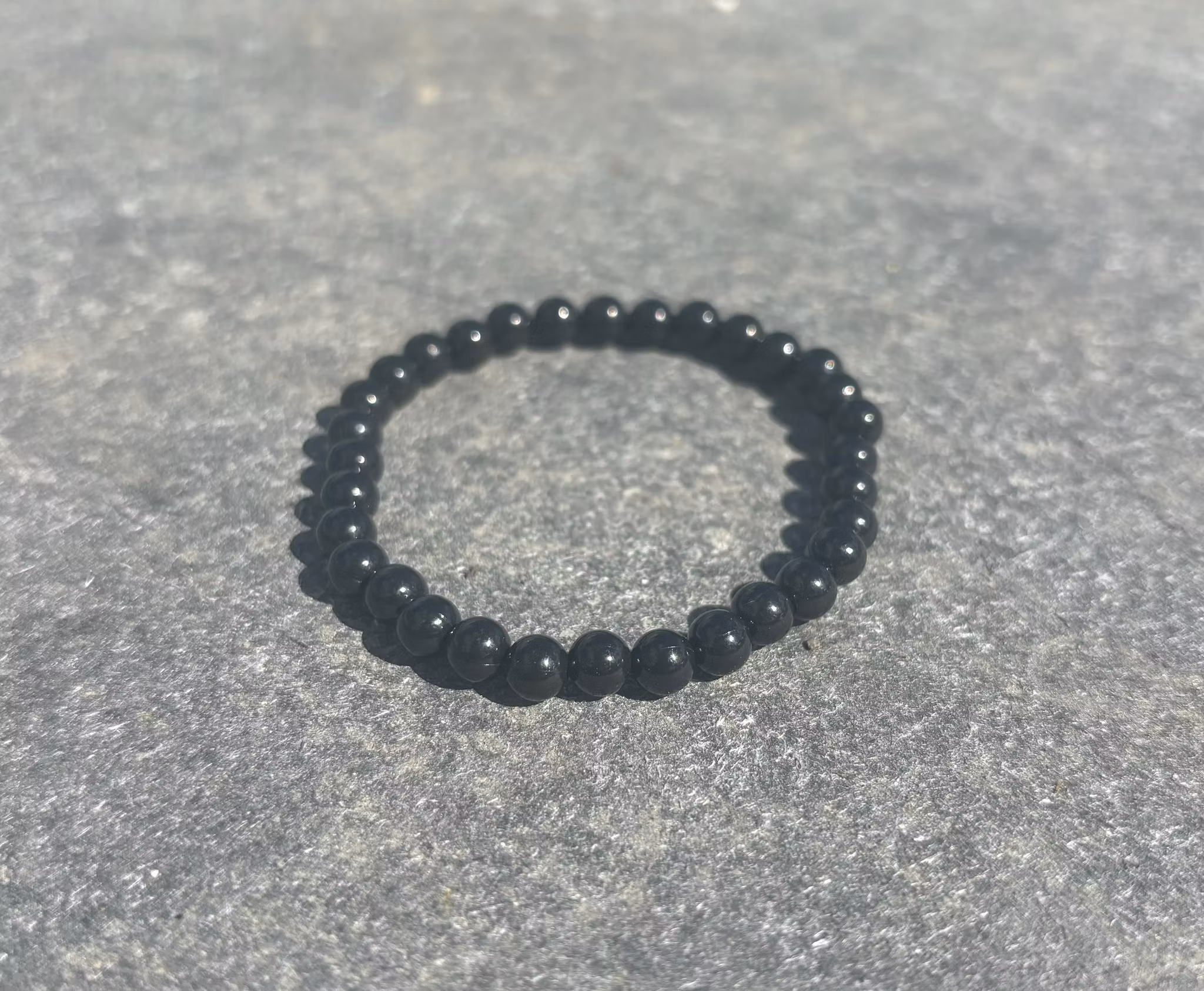 Svart armband med akrylpärlor