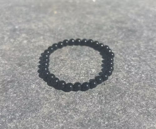 Svart armband med akrylpärlor