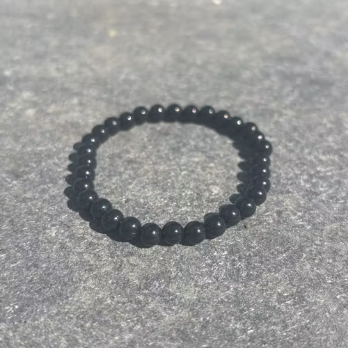 Svart armband med akrylpärlor