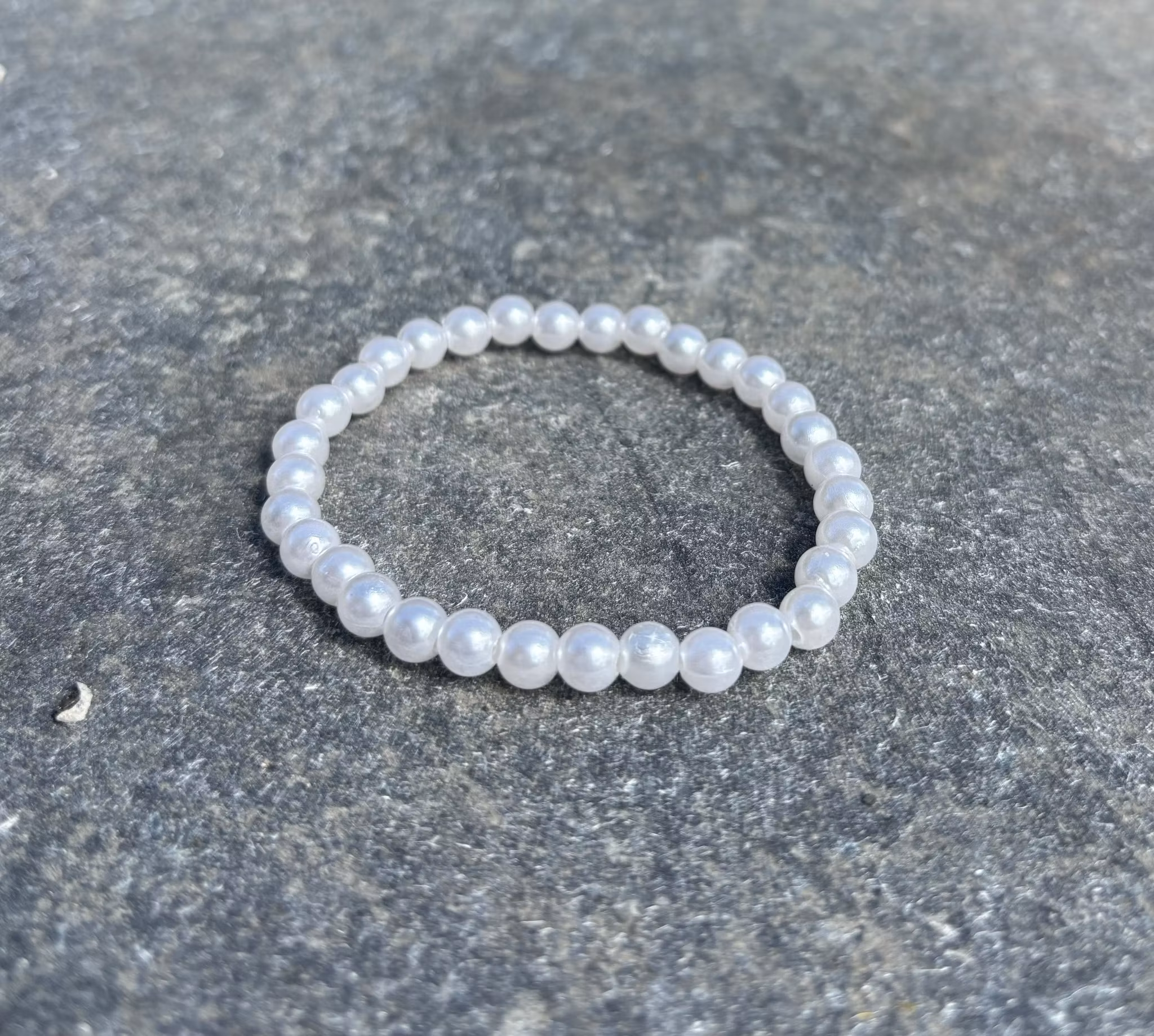 Vitt armband med akrylpärlor