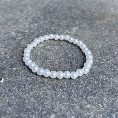 Vitt armband med akrylpärlor