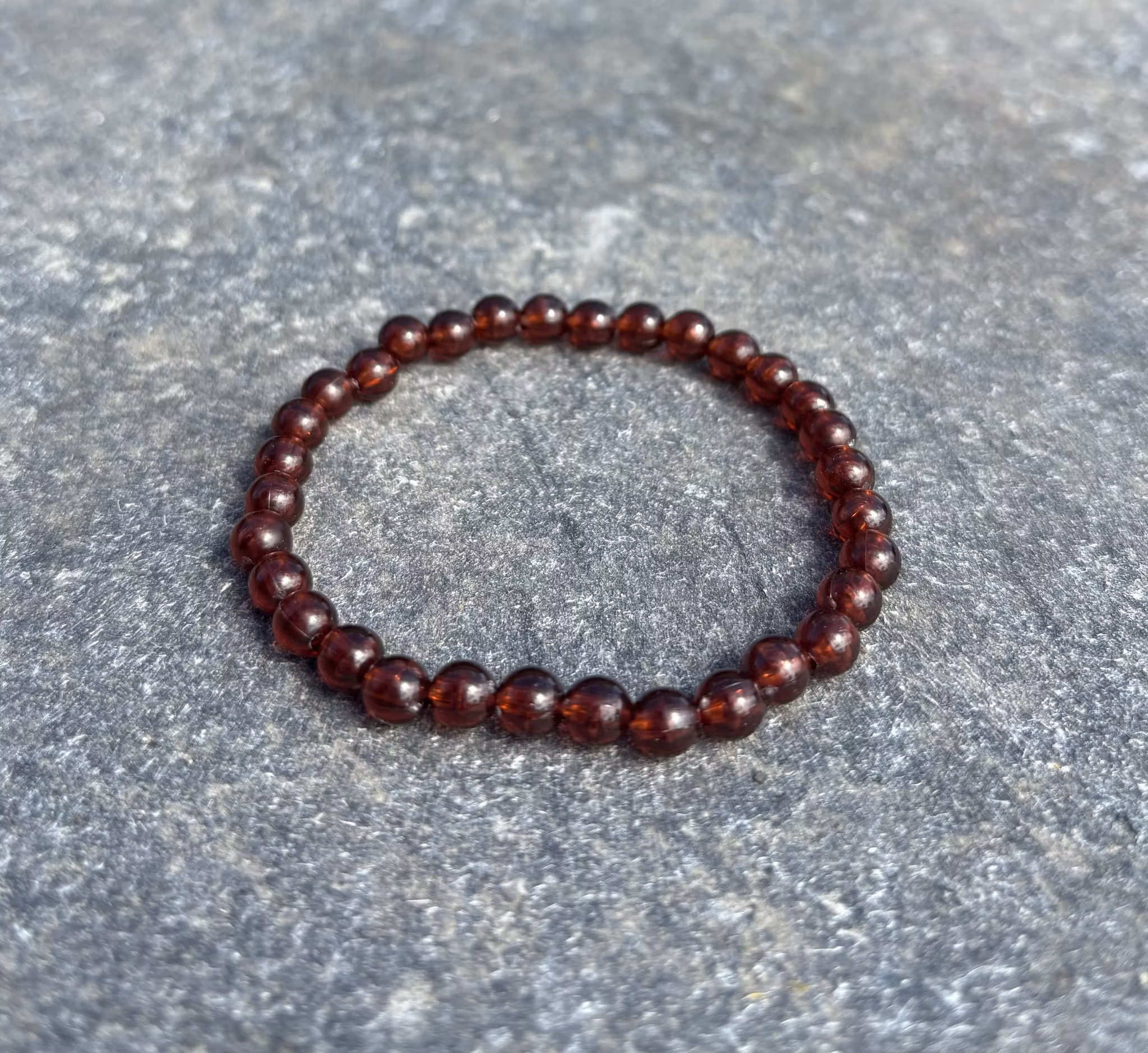 Brunt armband med akrylpärla