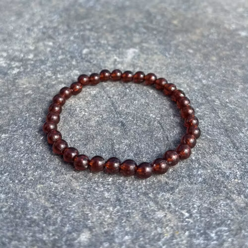 Brunt armband med akrylpärla