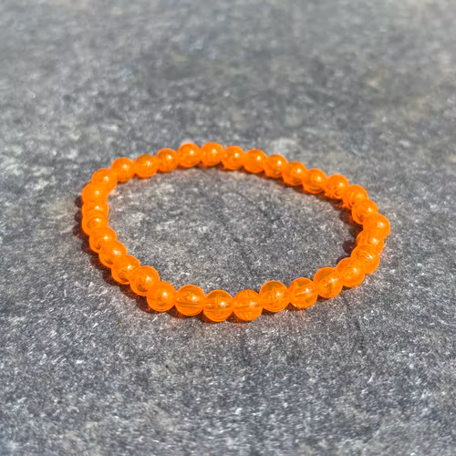 Orange armband med akrylpärlor