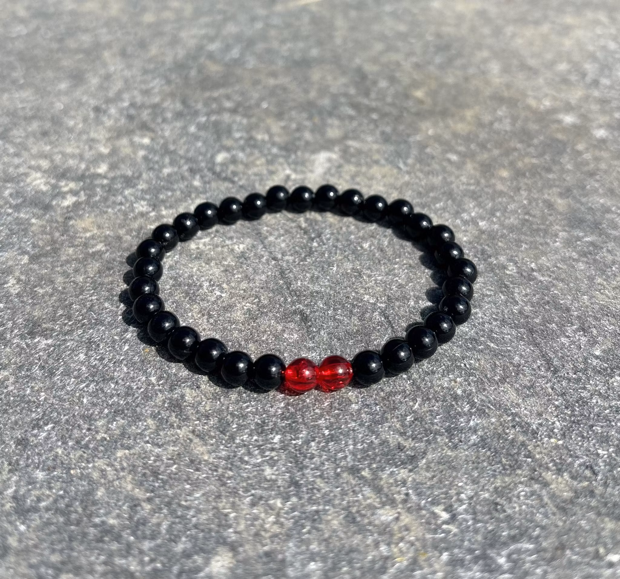 Svart röd armband med akrylpärlor