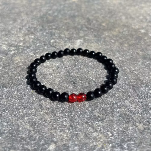 Svart röd armband med akrylpärlor