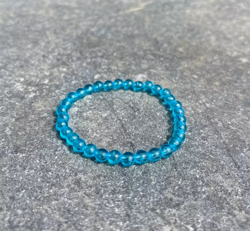 Turkosblå armband med akrylpärlor