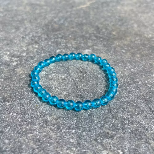 Turkosblå armband med akrylpärlor