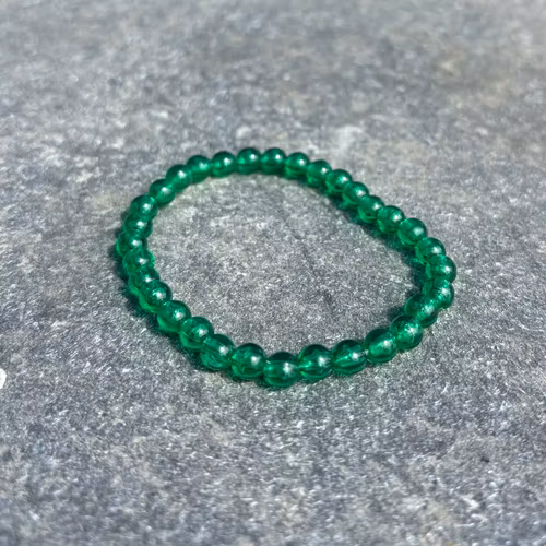 Grönt armband med akrylpärlor