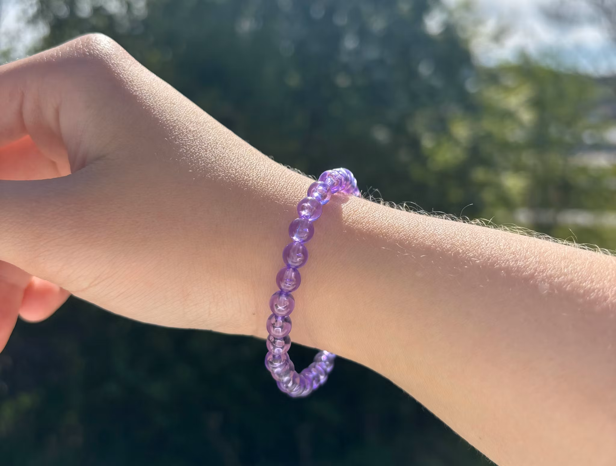 Lila armband med akrylpärlor