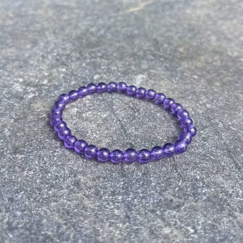 Lila armband med akrylpärlor