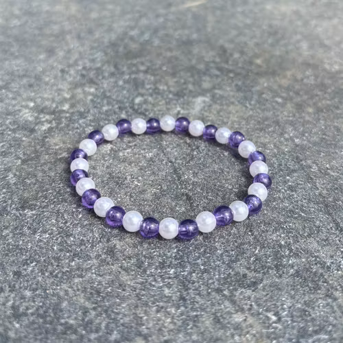 Lila vit armband med akrylpärla