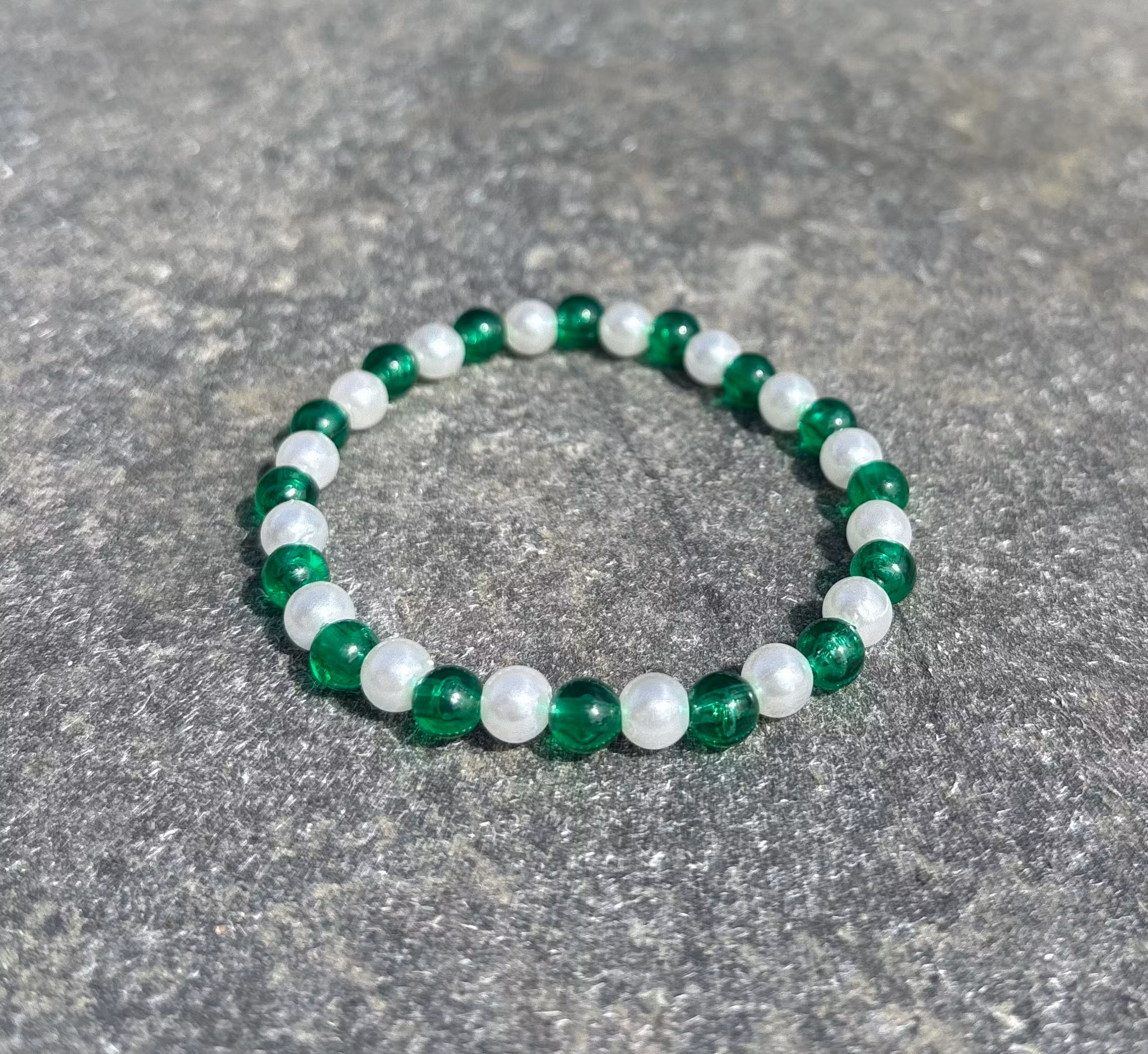 Grönt och vit armband med akrylpärlor