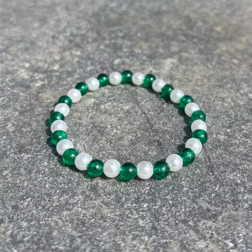 Grönt och vit armband med akrylpärlor