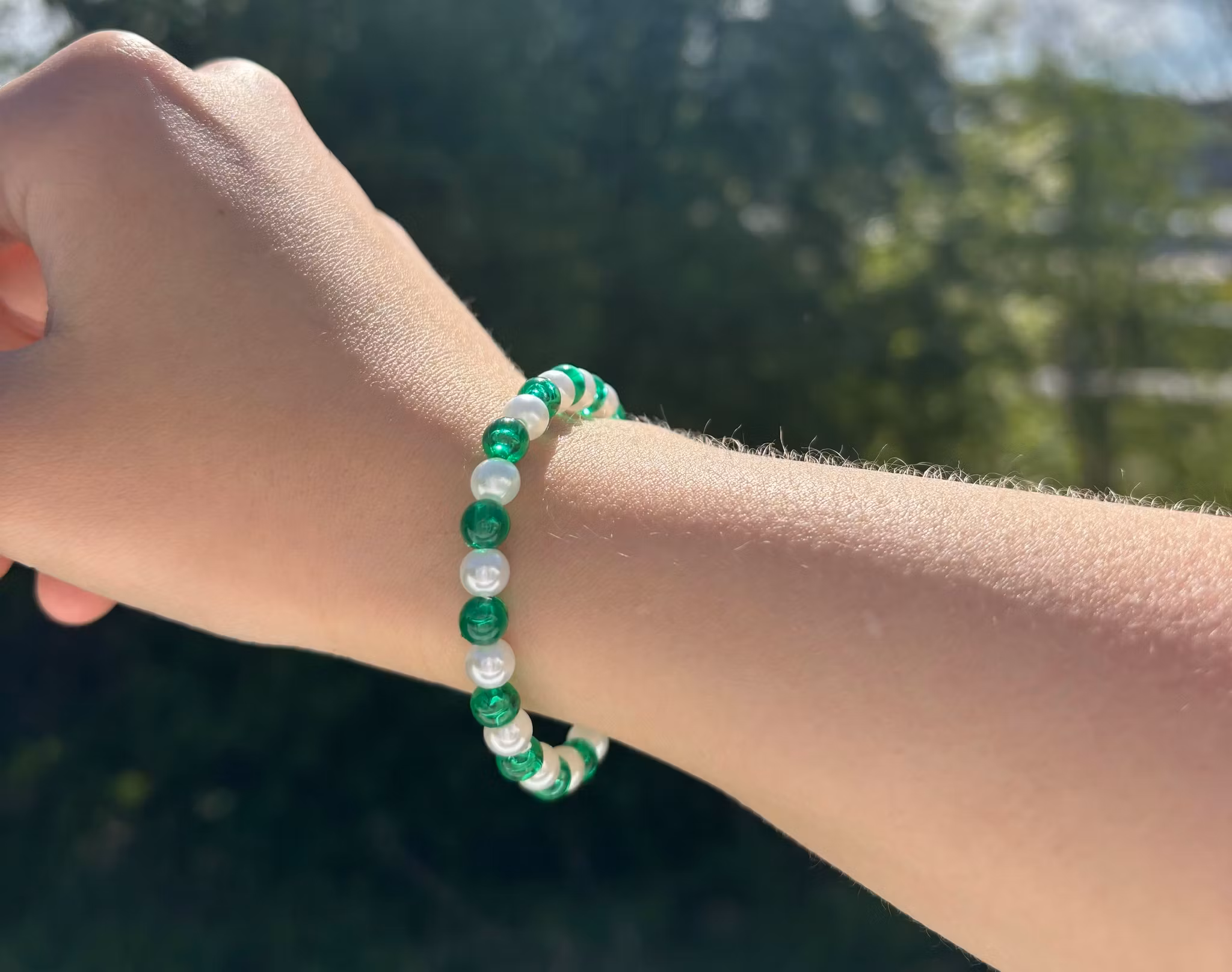 Grönt och vit armband med akrylpärlor
