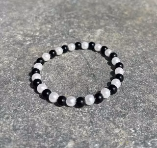 Vit svart armband med akrylpärlor