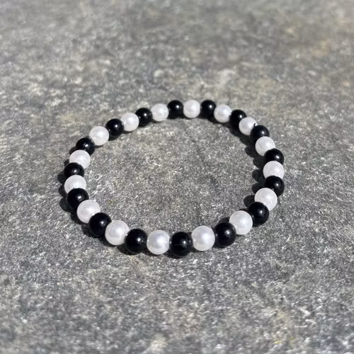 Vit svart armband med akrylpärlor