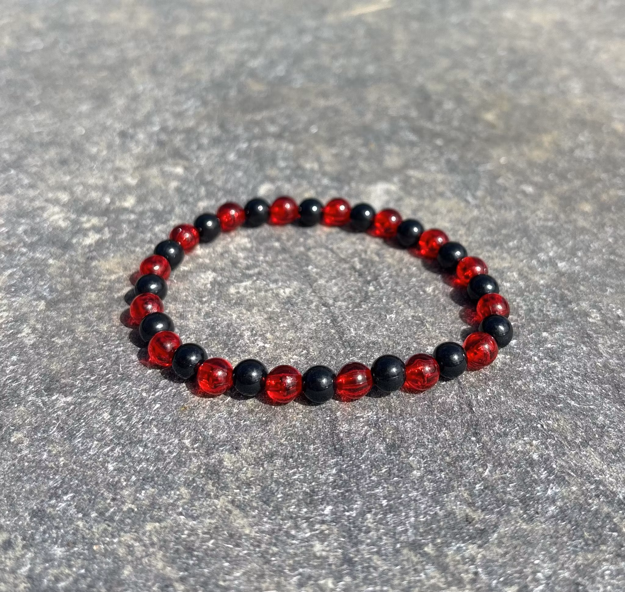 Röd svart armband med akrylpärlor