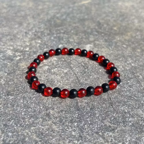 Röd svart armband med akrylpärlor