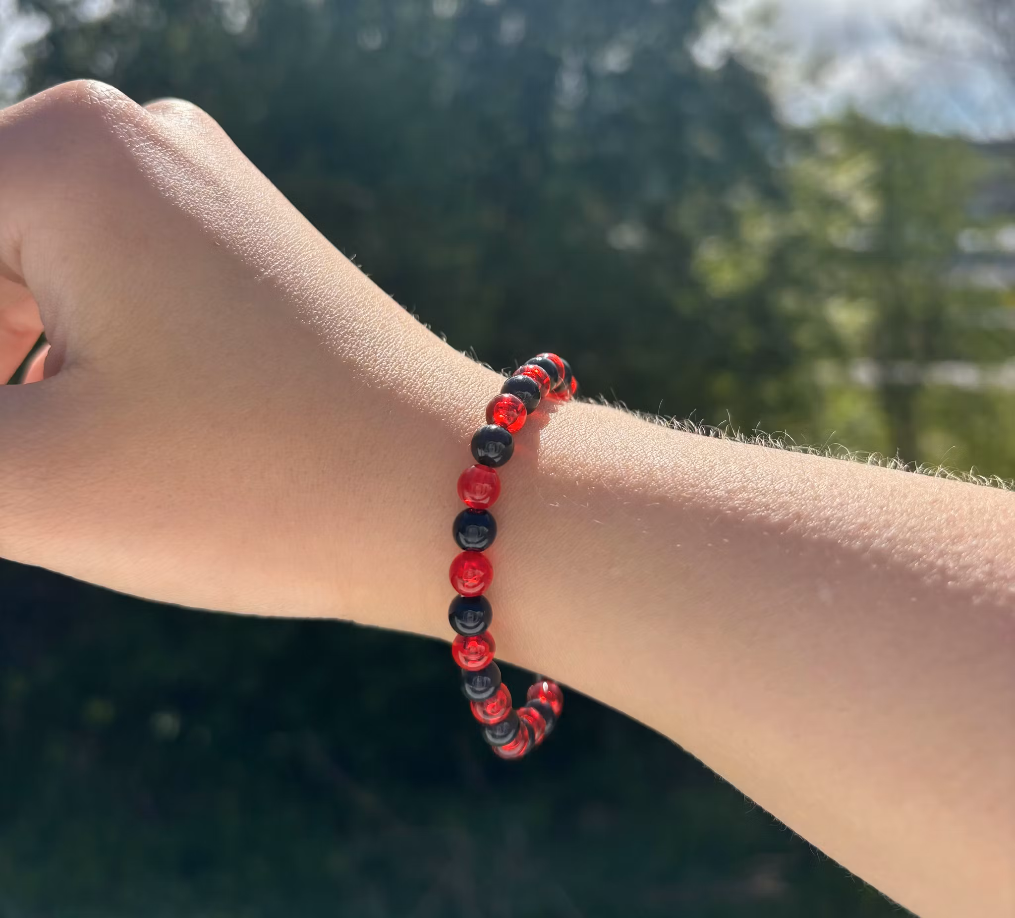 Röd svart armband med akrylpärlor