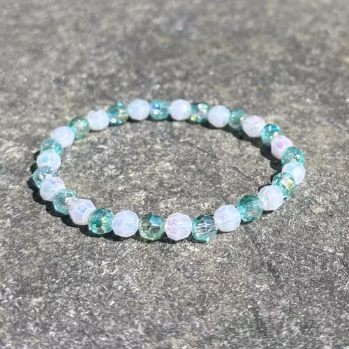 Vit grön armband med facetterad akrylpärla