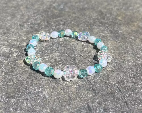Vit grön armband med facetterad blompärlor och akrylpärlor