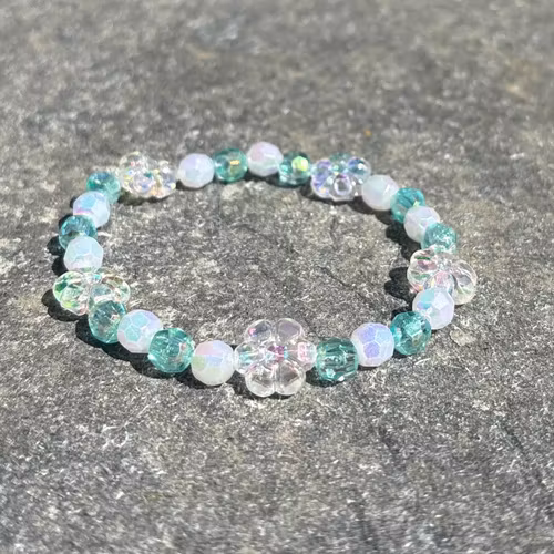 Vit grön armband med facetterad blompärlor och akrylpärlor