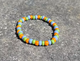Färgglatt armband med seed beads