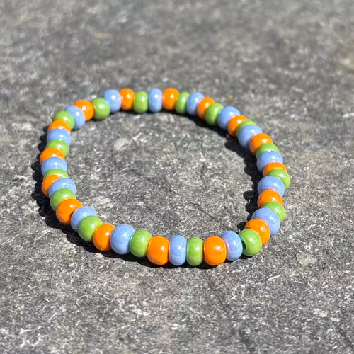 Färgglatt armband med seed beads