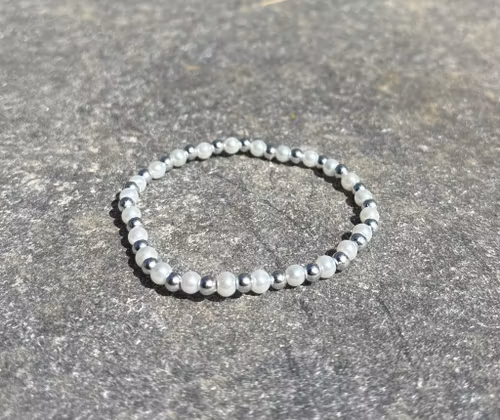 Silver vit armband med glas och akrylpärlor