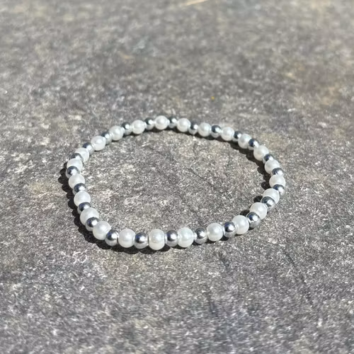 Silver vit armband med glas och akrylpärlor