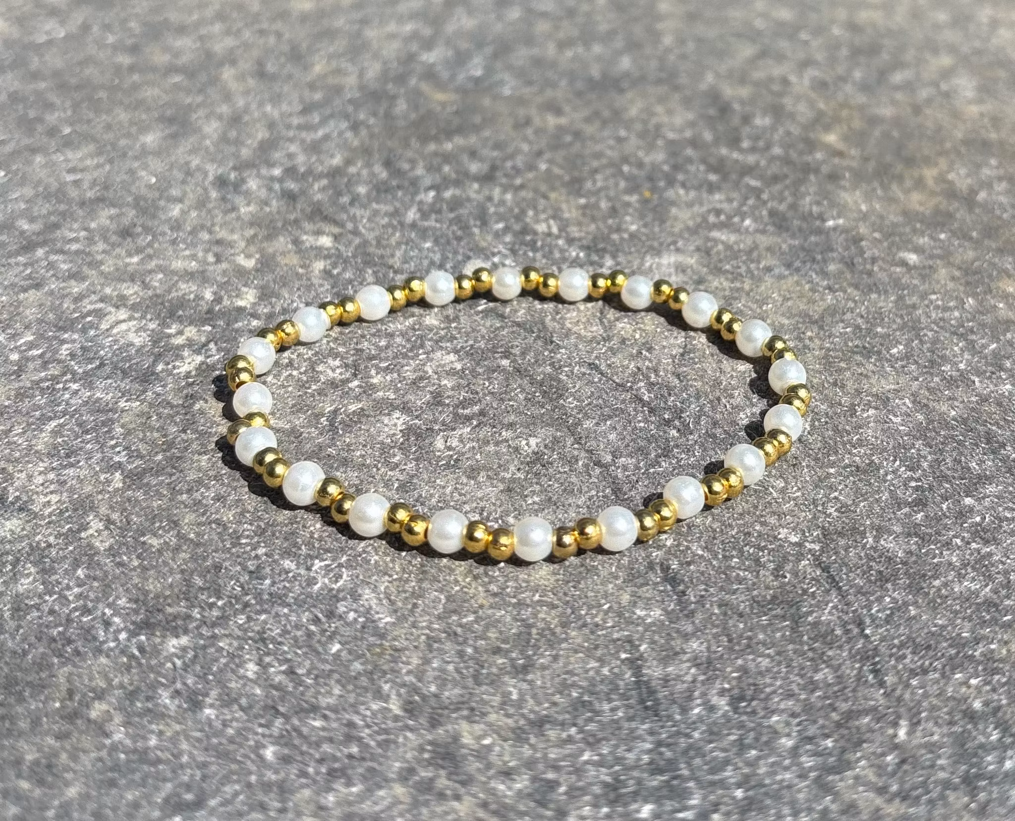 Vit guldig armband med glas och nickel