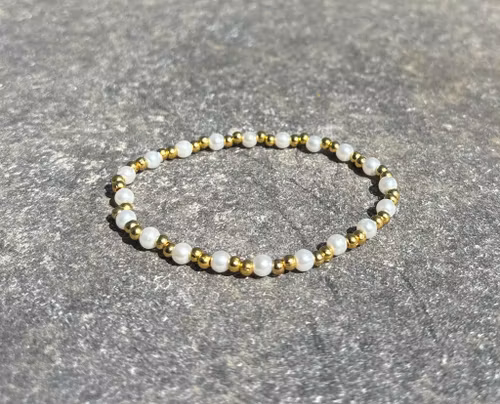 Vit guldig armband med glas och nickel