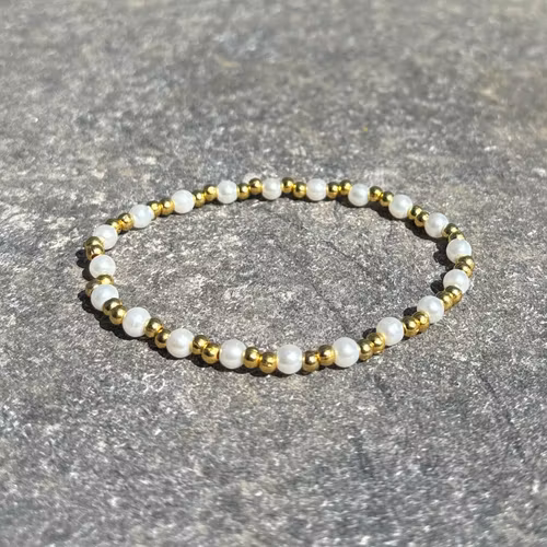 Vit guldig armband med glas och nickel