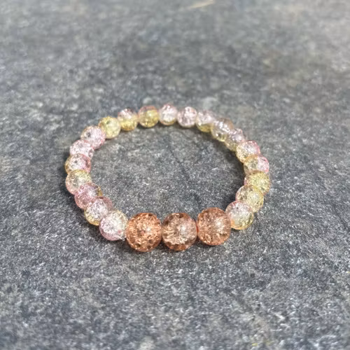 Rosa/gul armband med krackelerade glaspärlor