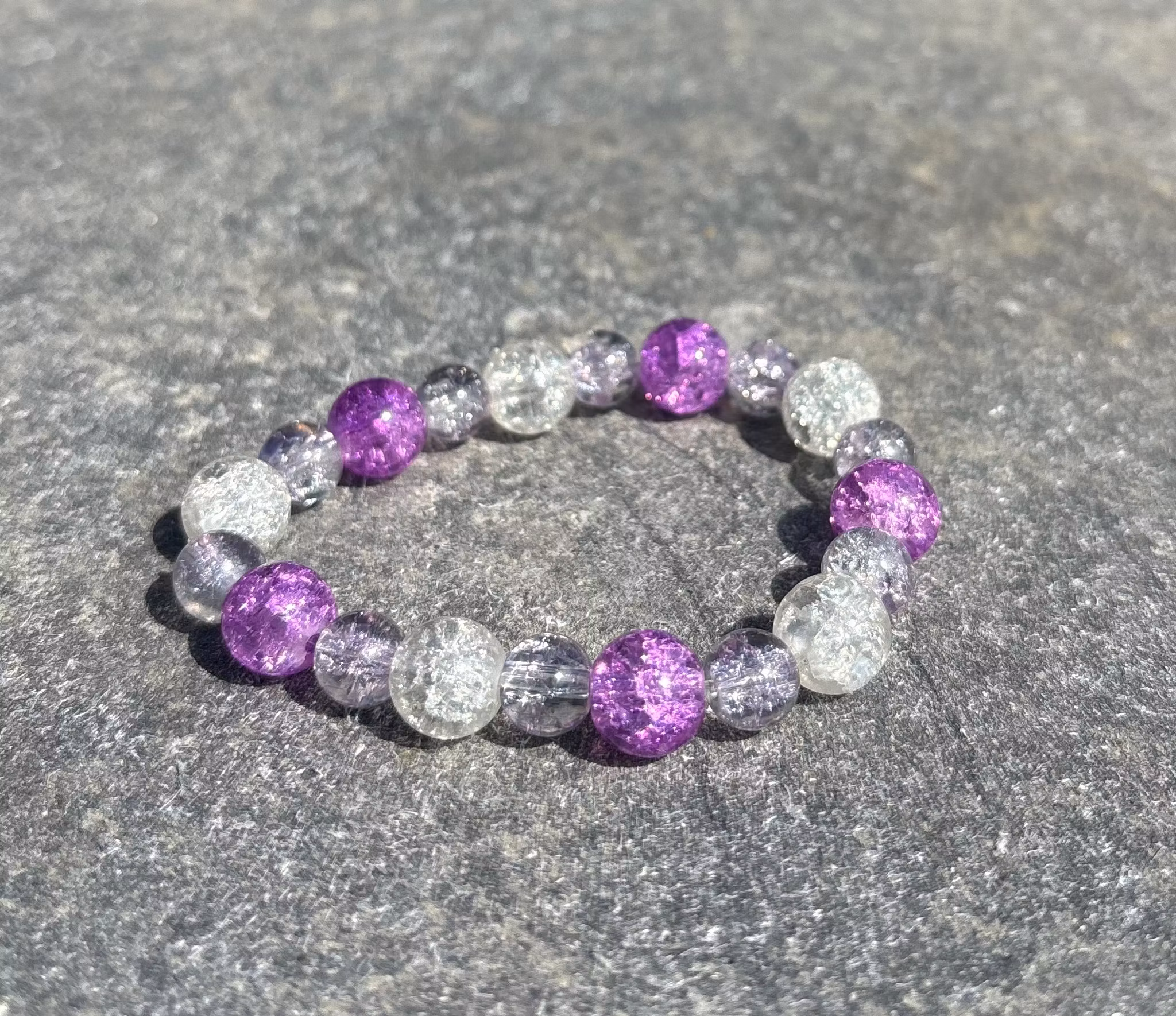 Vit lila armband med karckelerade glaspärlor
