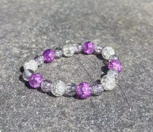 Vit lila armband med karckelerade glaspärlor