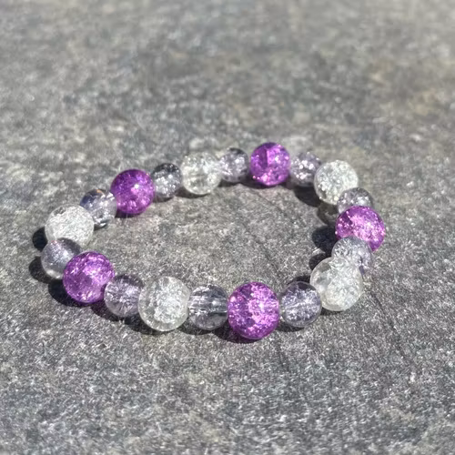 Vit lila armband med karckelerade glaspärlor