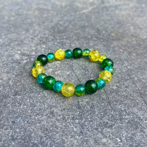 Grön gul armband med krackelerade glaspärlor