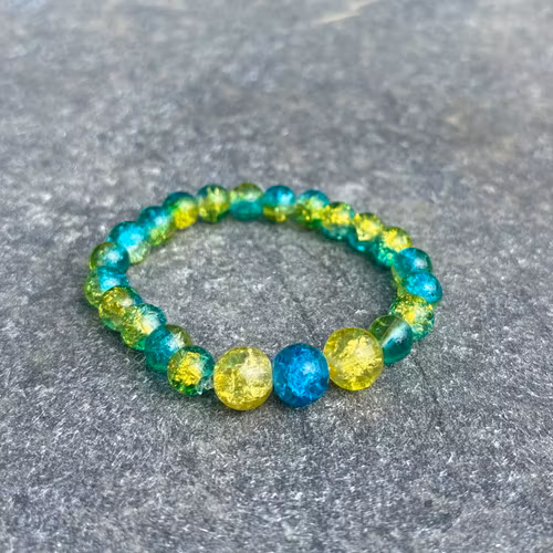 Grön/blå/gul armband med krackelerade glaspärlor