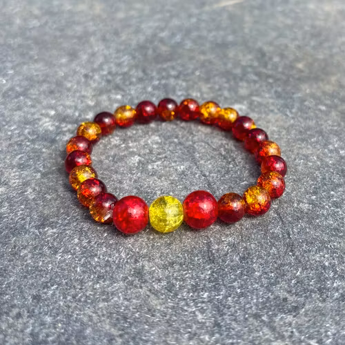 Gul/röd armband med krackelerade glaspärlor
