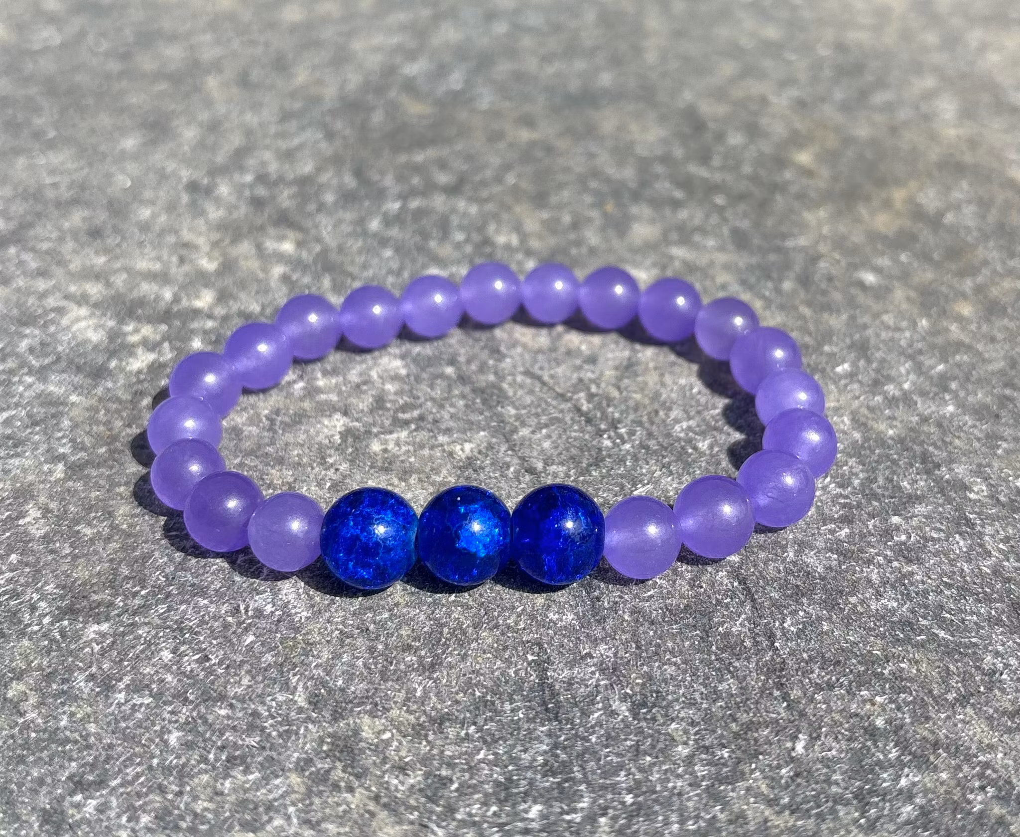 Lila Malaysia Jade armband med tre stycken krackelerade glaspärlor