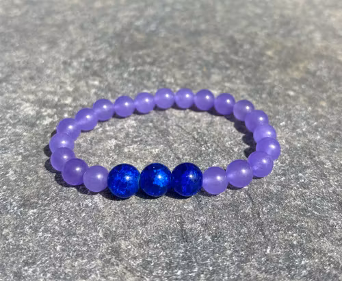 Lila Malaysia Jade armband med tre stycken krackelerade glaspärlor