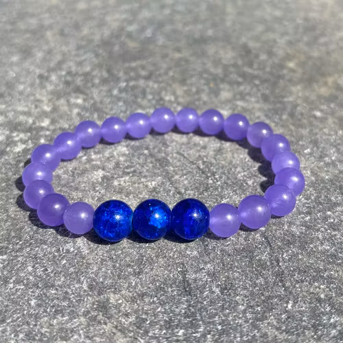 Lila Malaysia Jade armband med tre stycken krackelerade glaspärlor