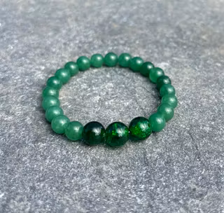 Grönt Malaysia Jade armband med tre stycken krackelerade glaspärlor