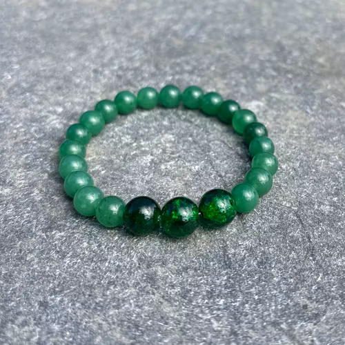 Grönt Malaysia Jade armband med tre stycken krackelerade glaspärlor