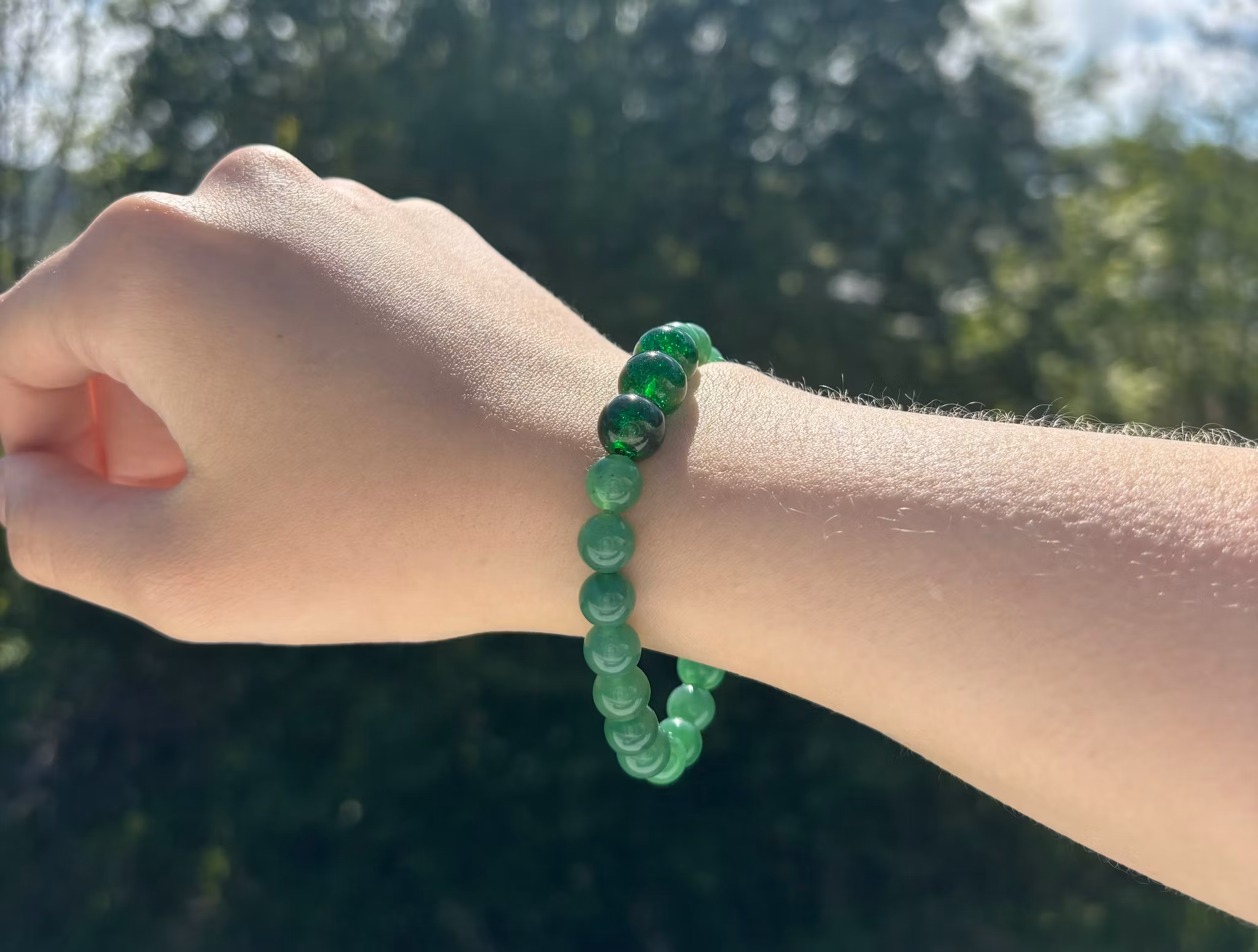 Grönt Malaysia Jade armband med tre stycken krackelerade glaspärlor