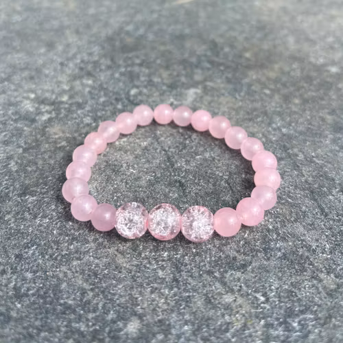 Rosa Malaysia Jade armband med tre stycken krackelerade glaspärlor